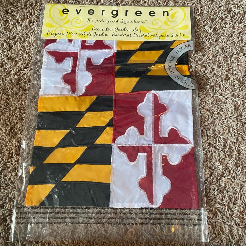 New in package, MD garden flag 18”